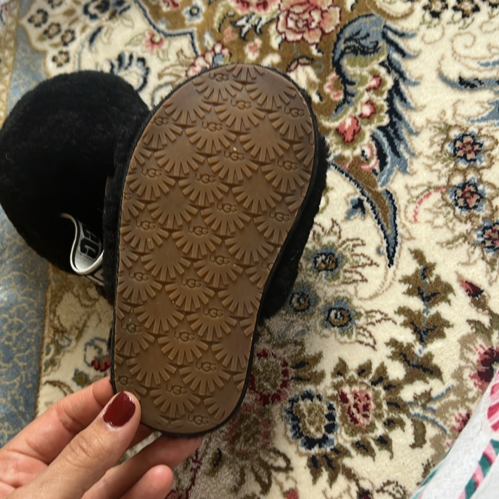 Ugg - Picture 4 of 4